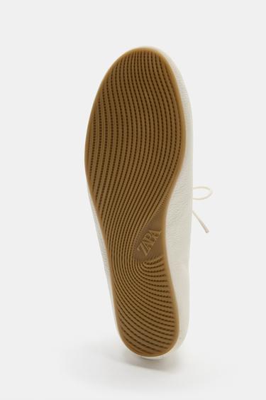CHAUSSURES PLATES EN CUIR À LACETS - Blanc écru de Zara - Image 6