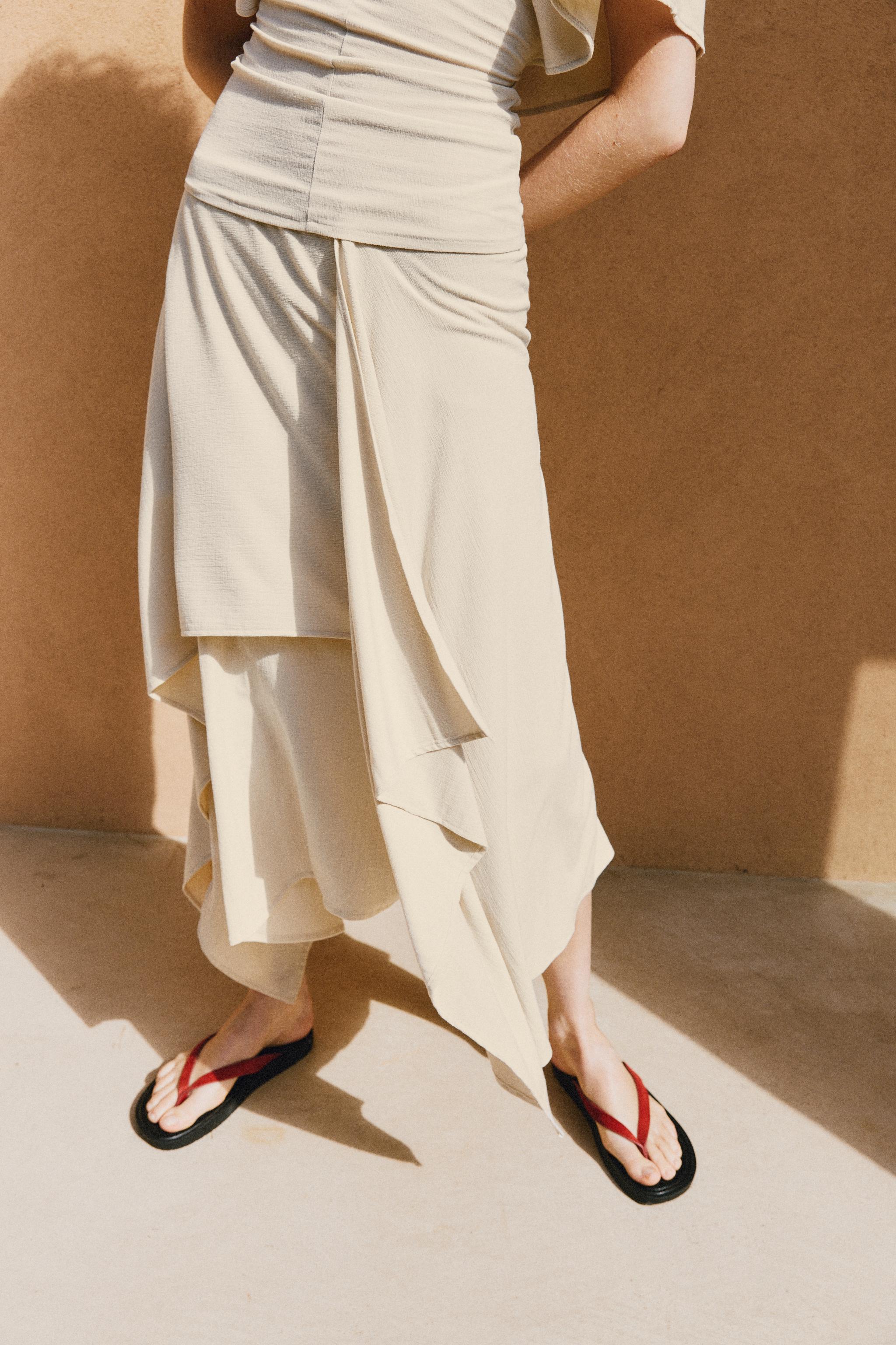 FLOWY ASYMMETRIC SKIRT