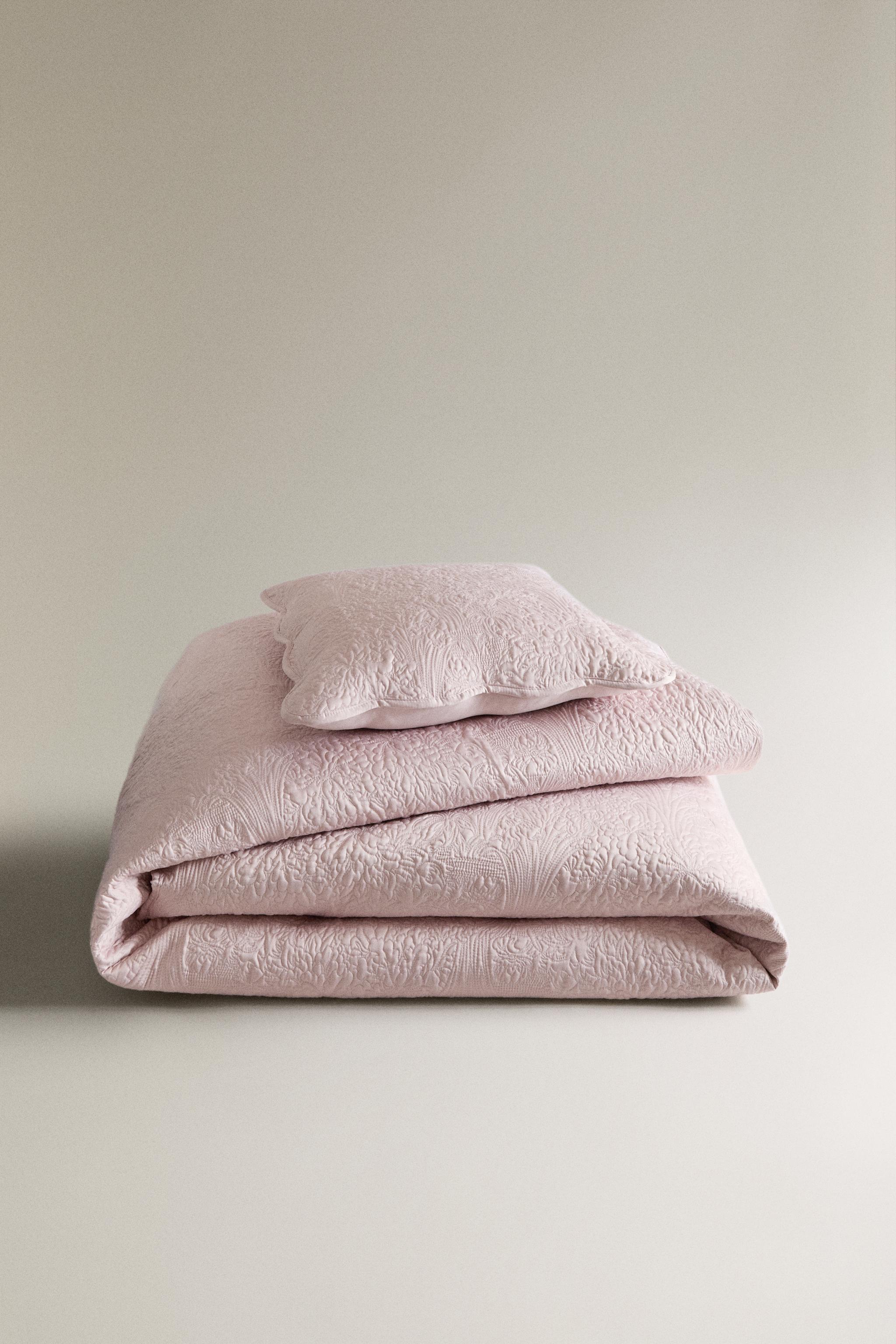 SCALLOPED FLORAL QUILTED BEDSPREAD — Light pink