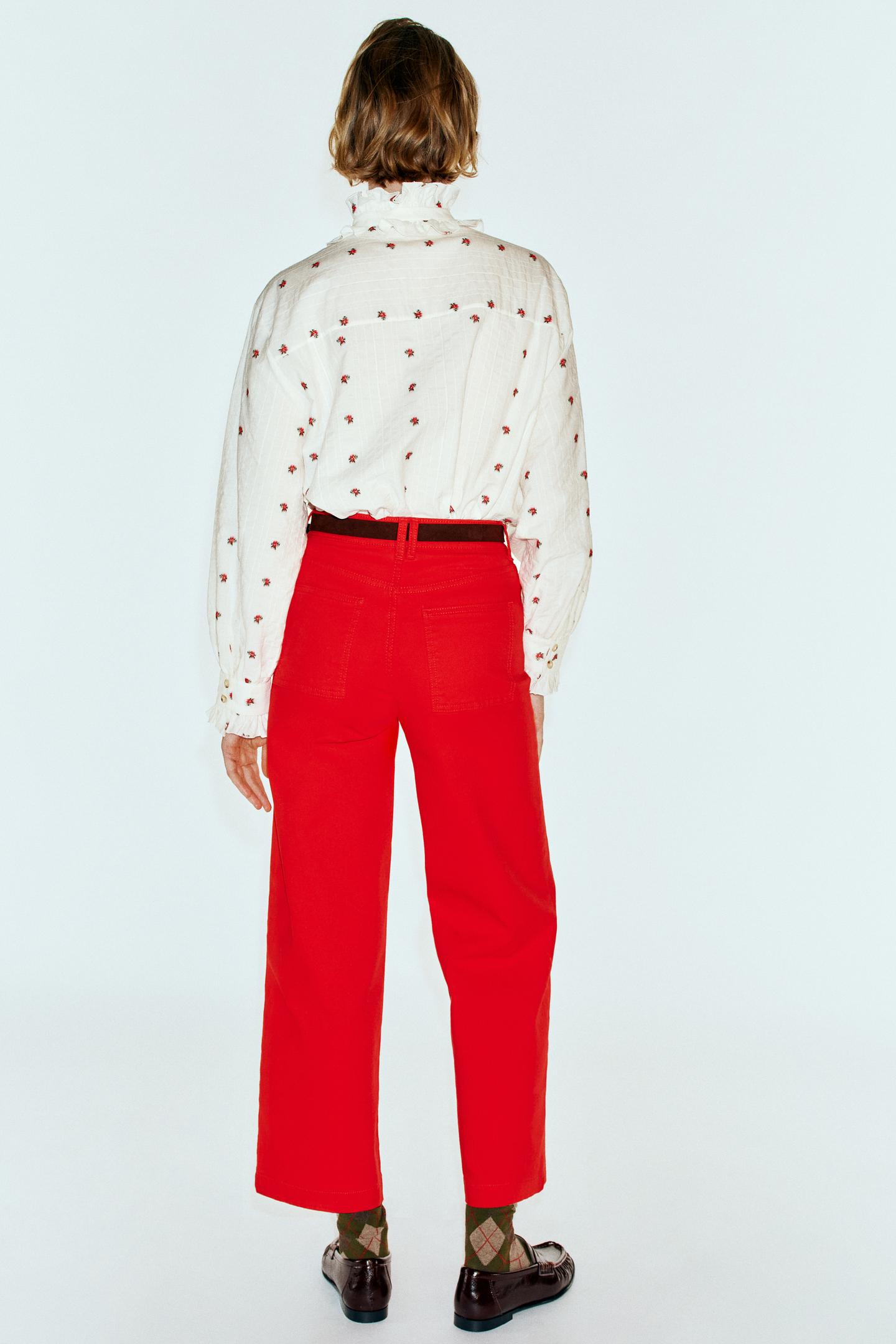 Женская блузка Zara Floral Jacquard Ruffled Blouse, цвет: Экрю / Красный — фото 5