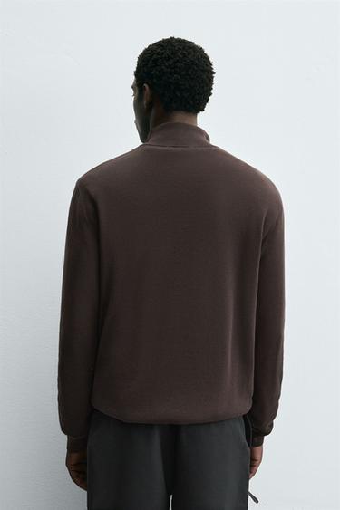 PULL EN MAILLE PERLÉE ZIPPÉ - Marron foncé de Zara - Image 2