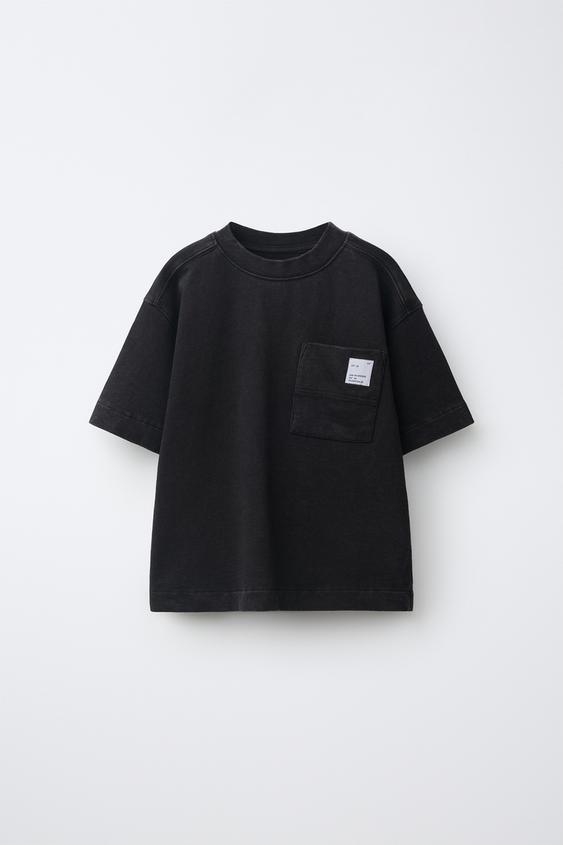 CAMISETA COM EFEITO LAVADO, BOLSO E ETIQUETA - Preto da Zara - Imagem 0