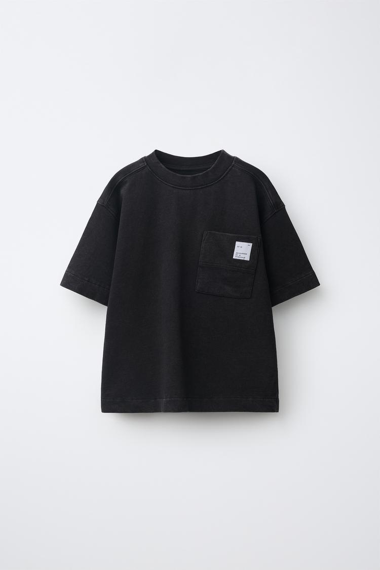 CAMISETA EFECTO LAVADO BOLSILLO ETIQUETA