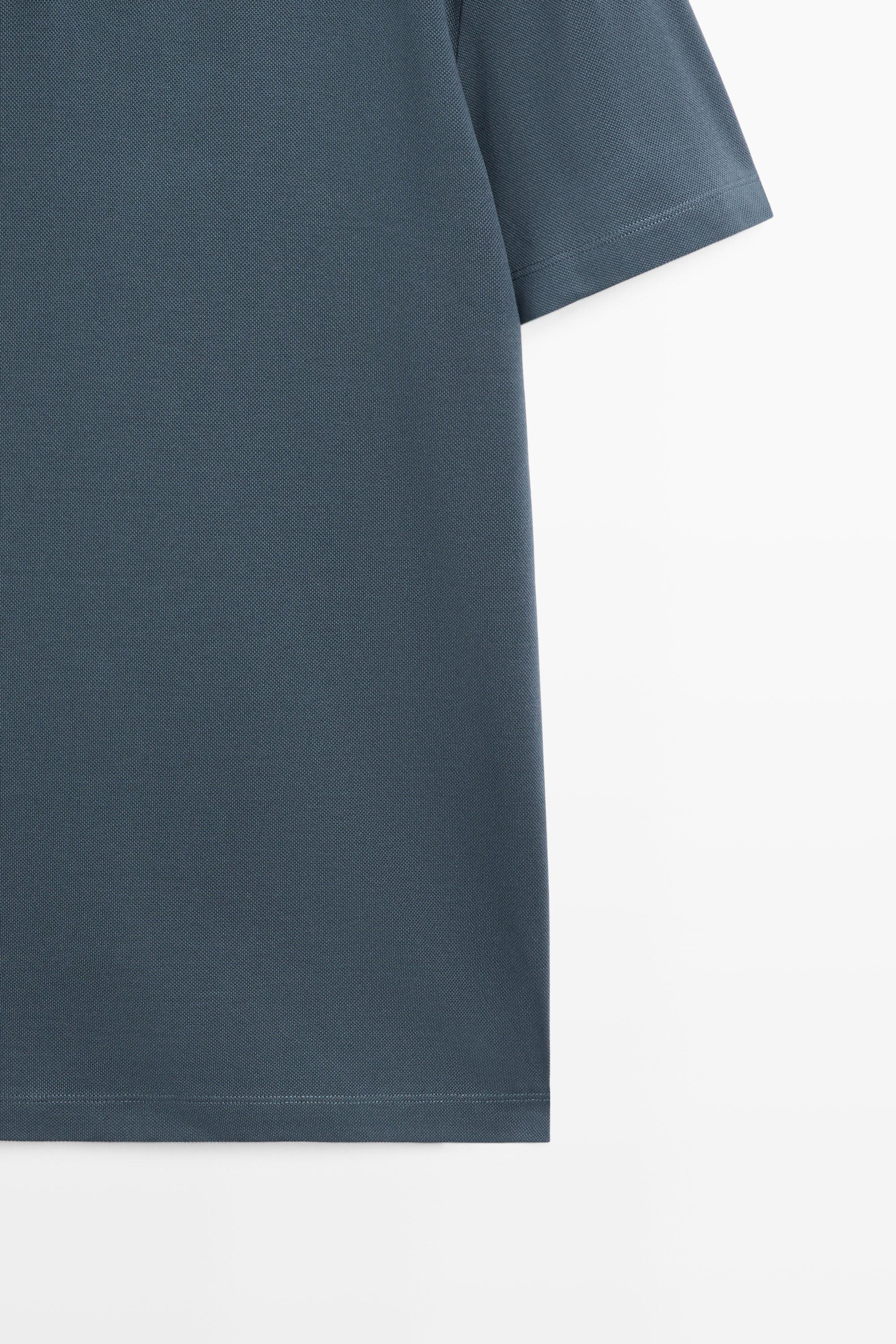 Micro-textured V-neck piqué polo shirt