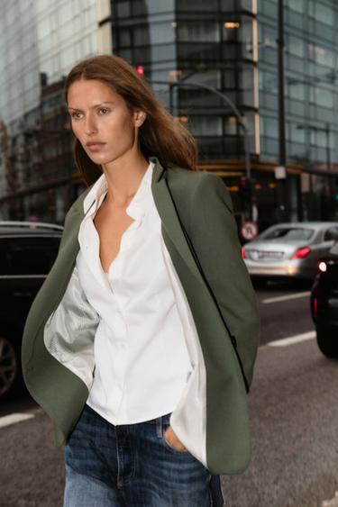 БЛЕЙЗЪР С ПРАВА КРОЙКА И ПОДПЛЪНКИ НА РАМЕНЕТЕ - Каки от Zara