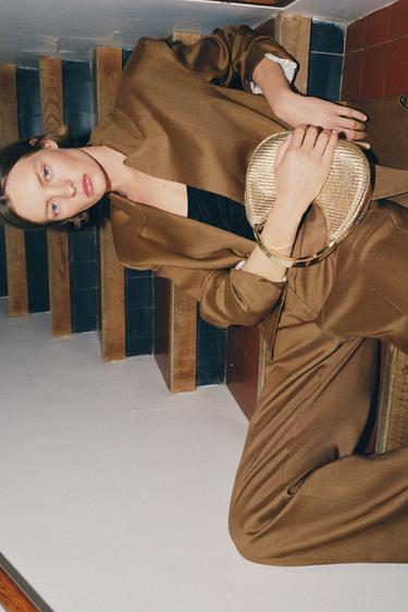 VESTE CROISÉE EN LIN À MANCHES RETROUSSÉES - Caramel de Zara - Image 4