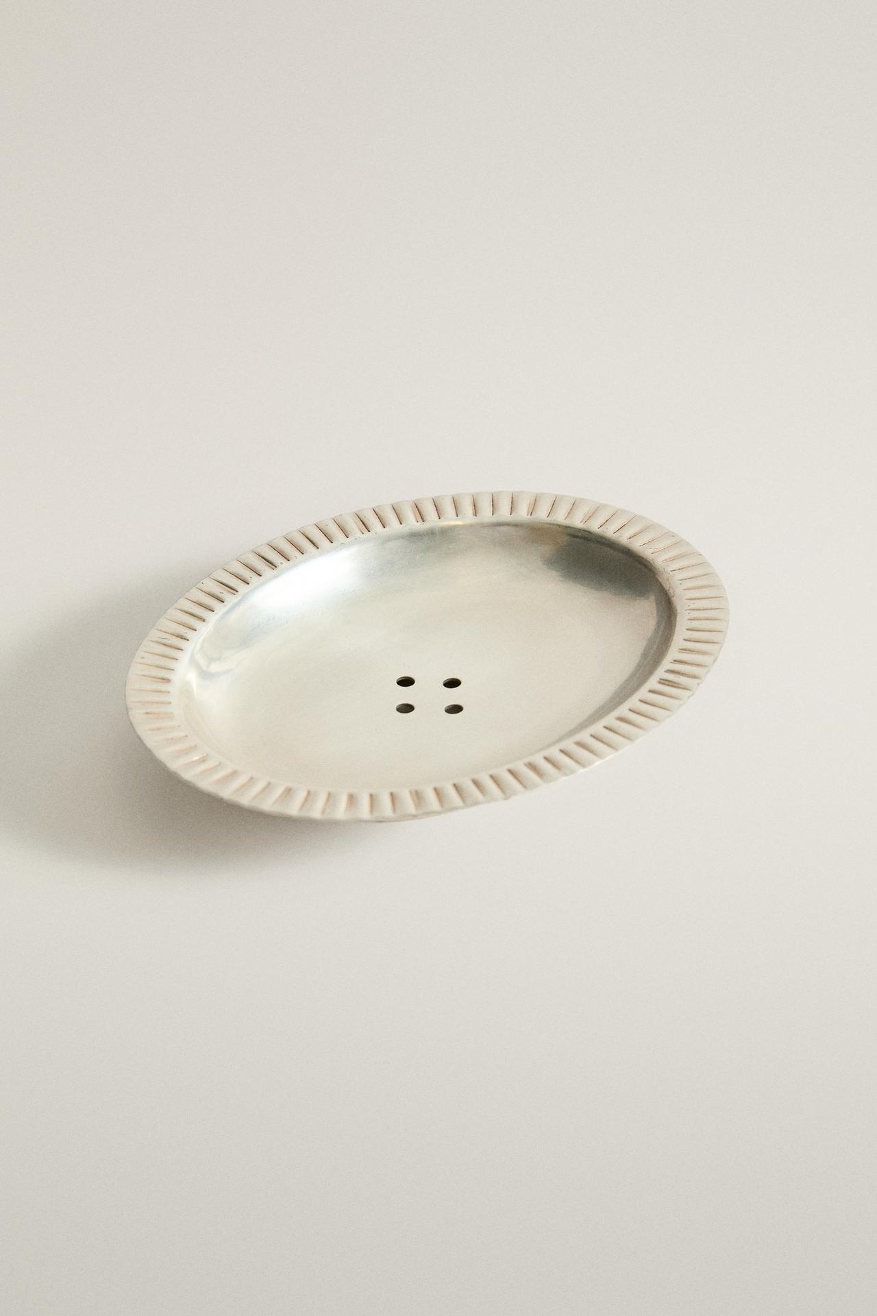 WAVY METAL BATHROOM SOAP DISH — Silver