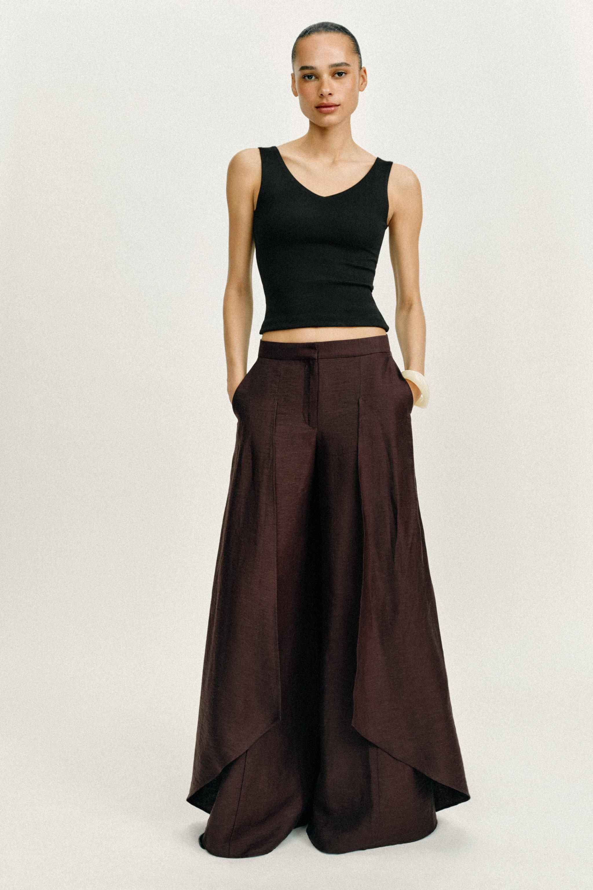 V-NECK TANK TOP — Black