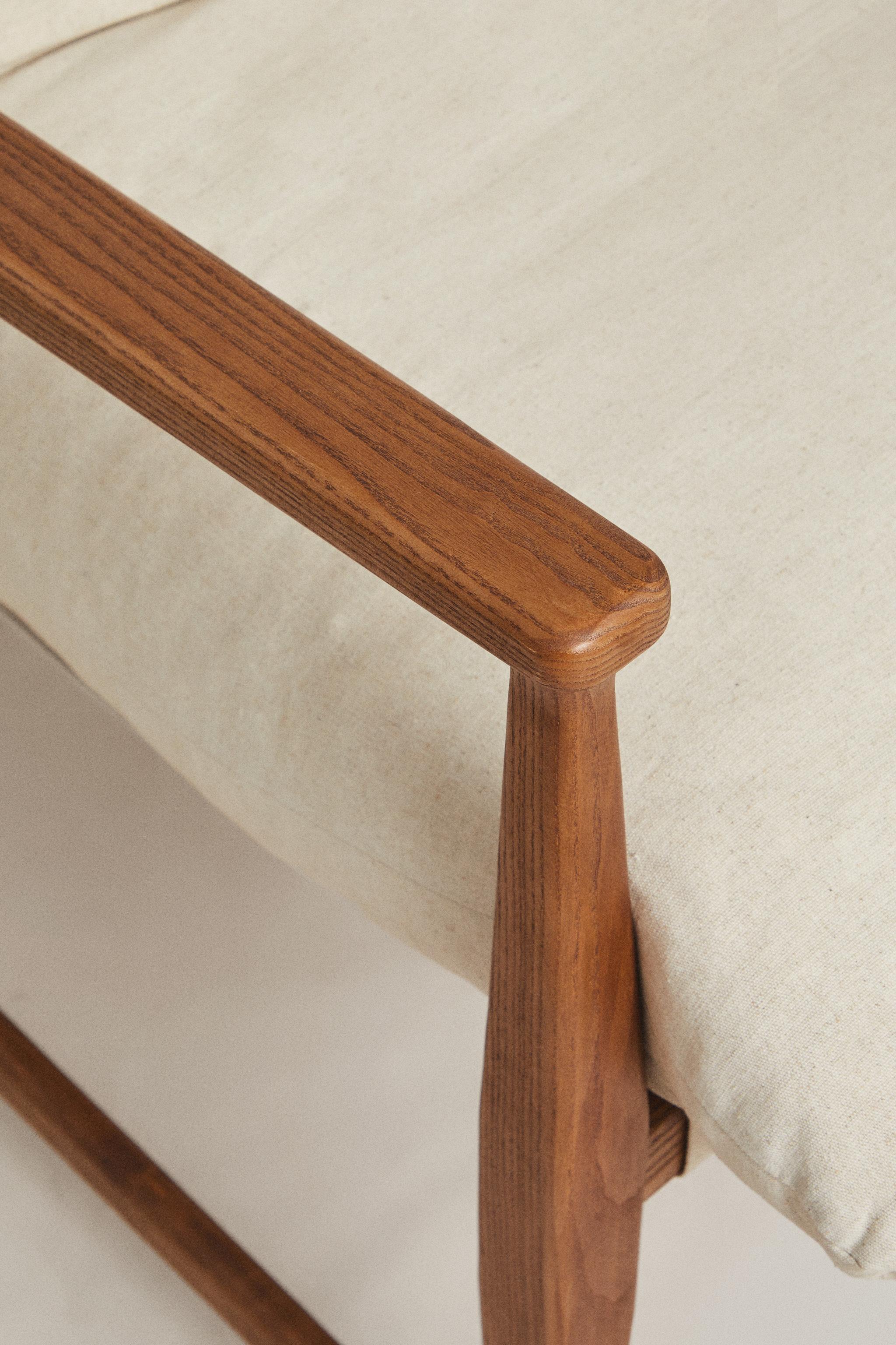 WOODEN ACCENT CHAIR WITH REMOVABLE CUSHION
