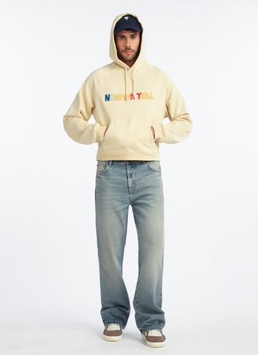 Conjunto de sudadera beige con capucha y texto