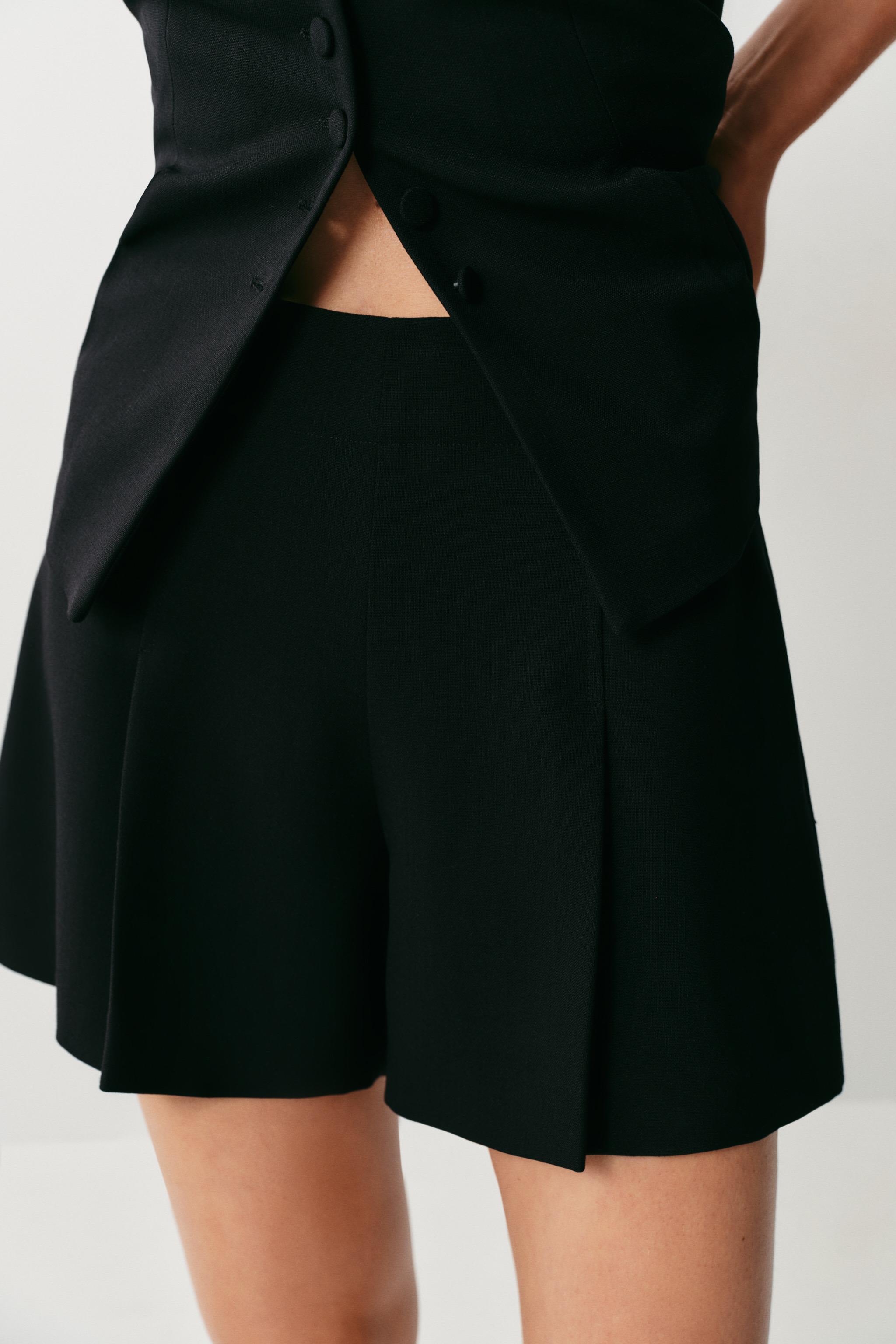 PLEATED SHORTS — Black