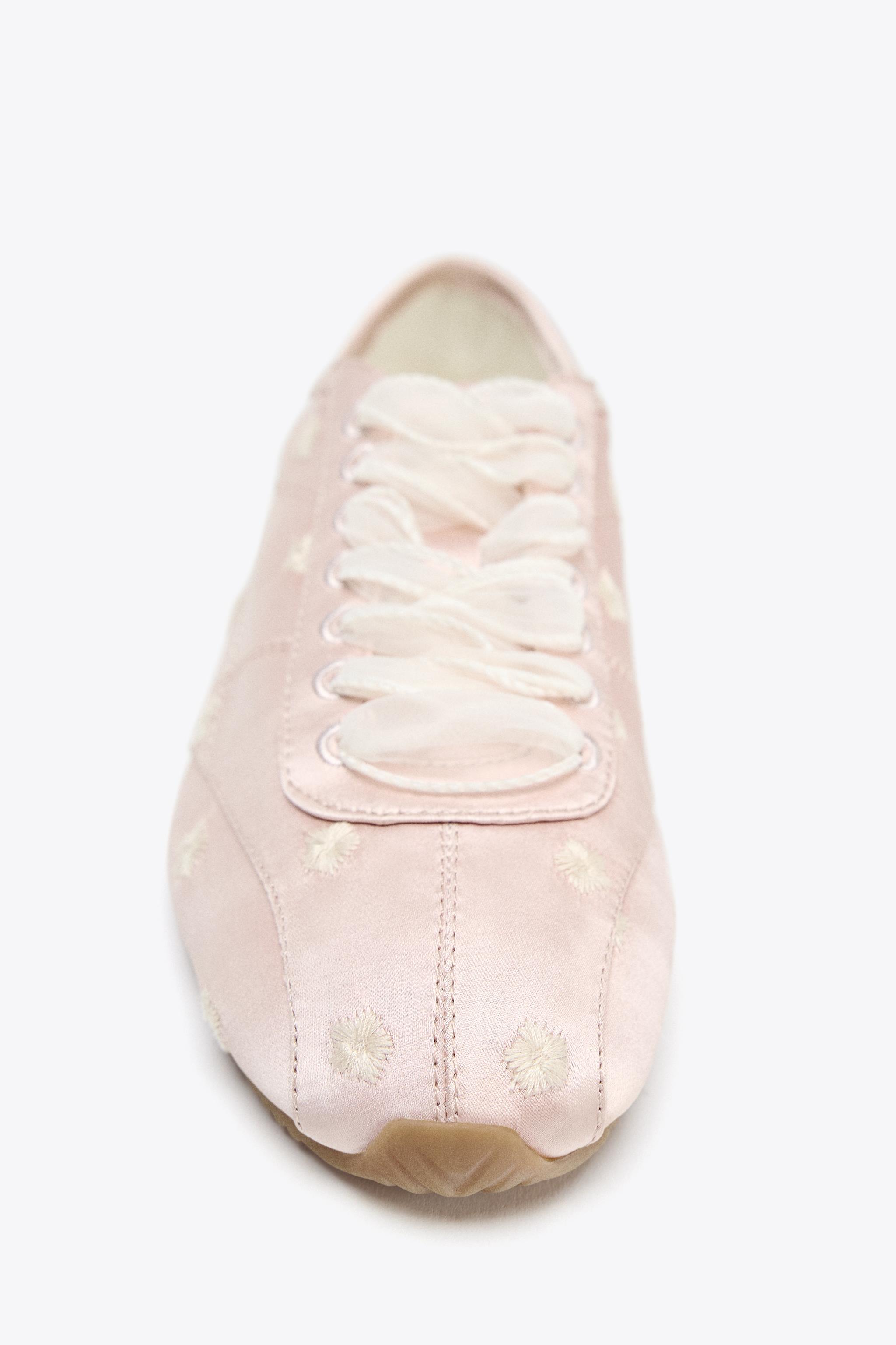 サテン効果フラワースポーティシューズ - ピンク | ZARA Japan