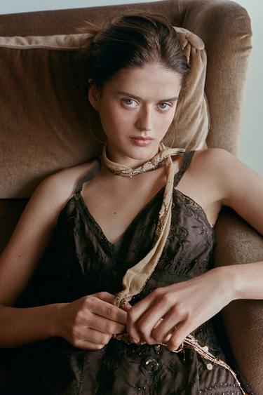 TRÄGERTOP MIT STICKEREI UND SCHMUCKPERLEN - Braun von Zara