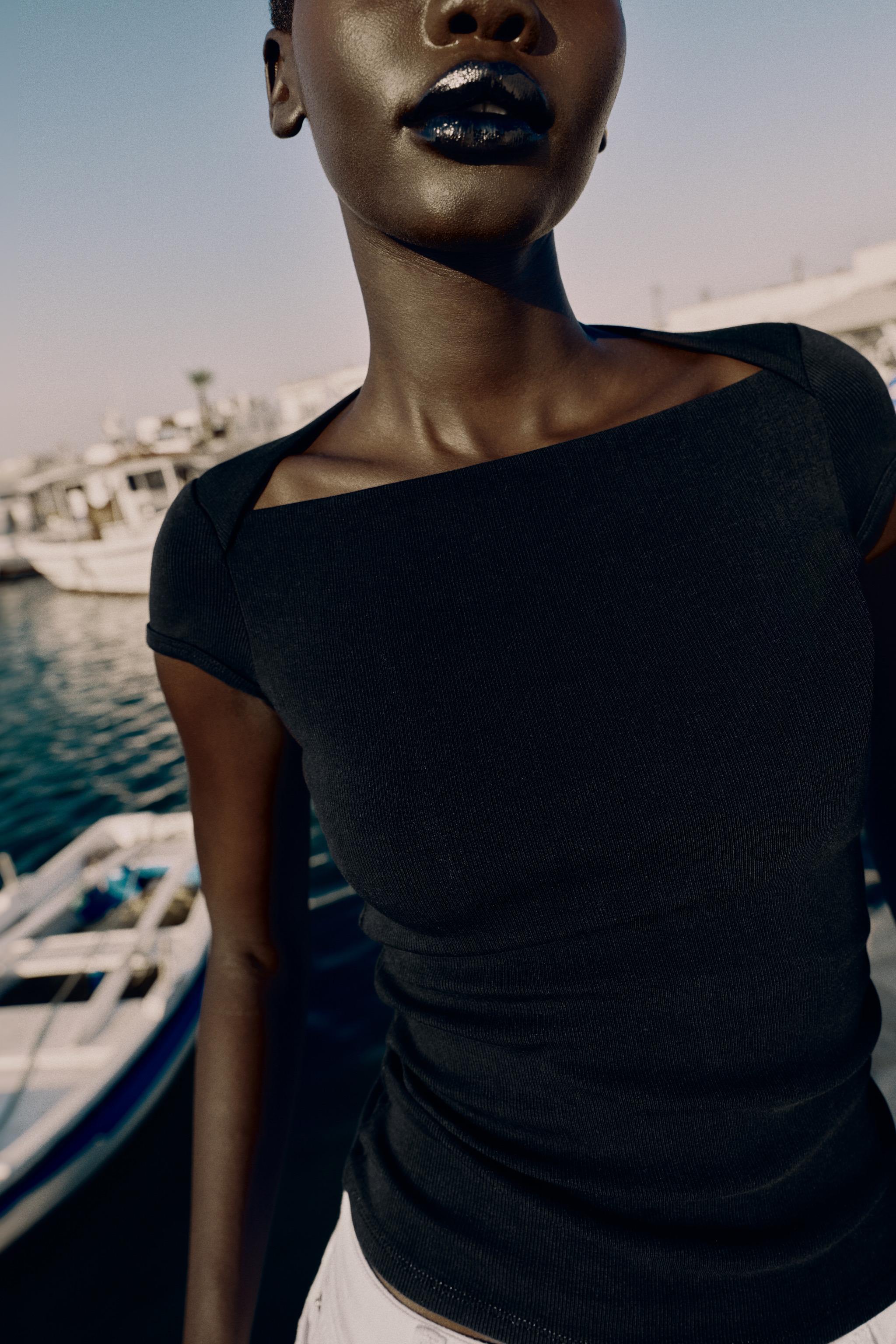 SQUARE NECKLINE T-SHIRT — Black