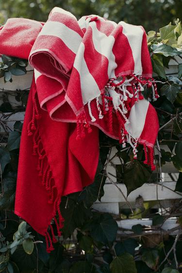 STRANDTUCH MIT STREIFEN UND FRANSEN - Rot von Zara