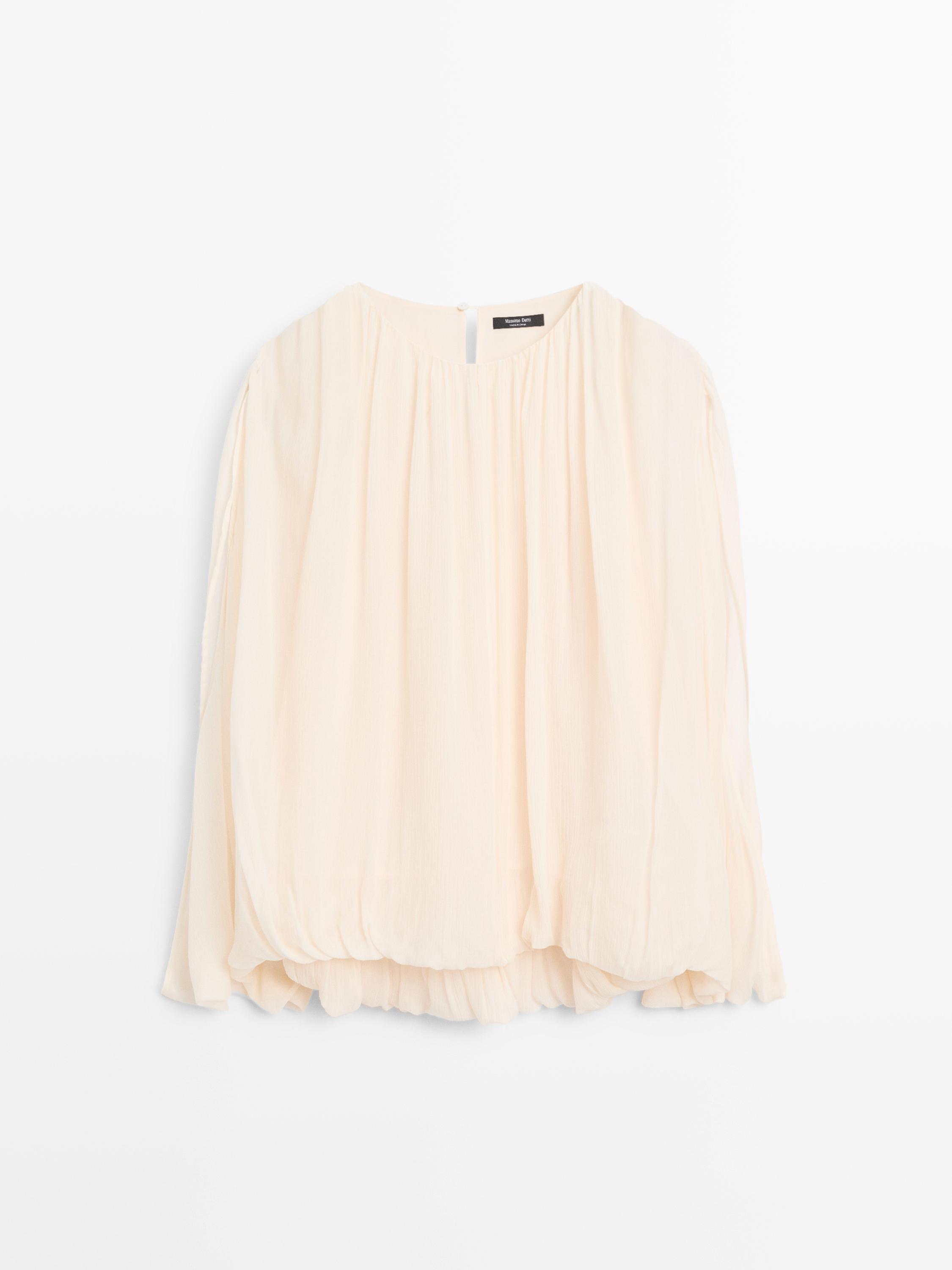 Voluminous flowing blouse