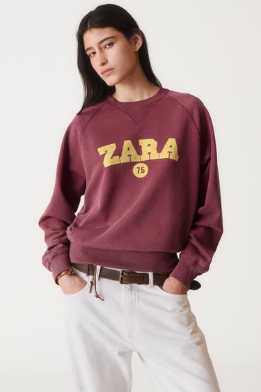 سويت شيرت VARSITY 50TH ANNIVERSARY - بورجندي الخاص بـ Zara