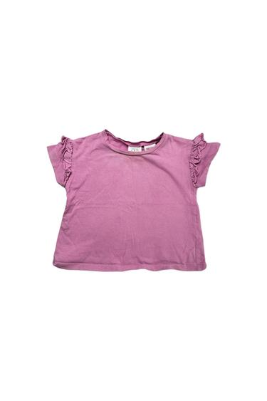SHIRT SLEEVE TSHIRT. RUFFLE DETAIL ON SLEEVE.