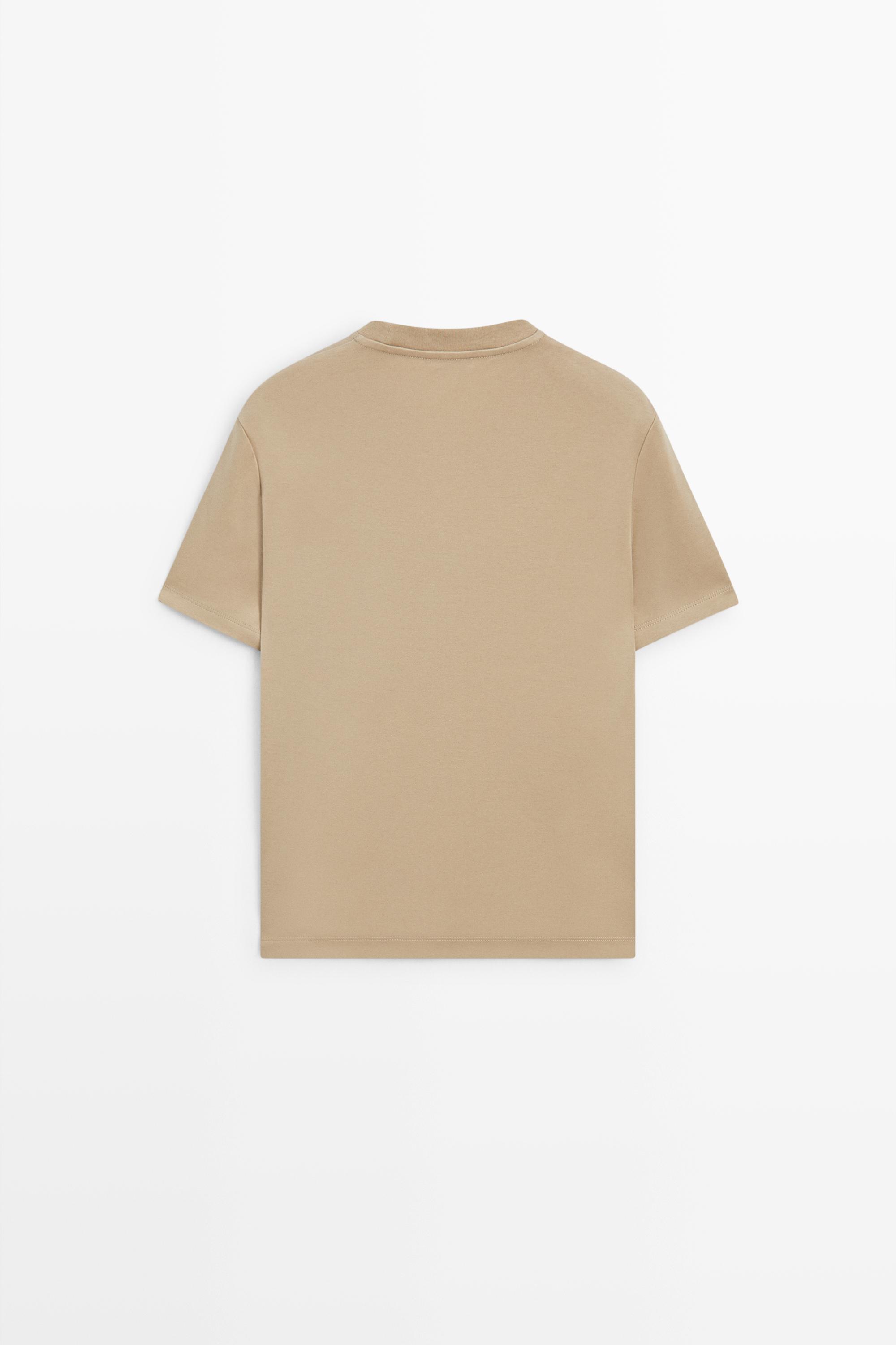 Regular fit short sleeve T-shirt.