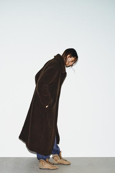 Zara DUGI KAPUT OD VEŠTAČKOG JAGNJEĆEG KRZNA – tamnosmeđa