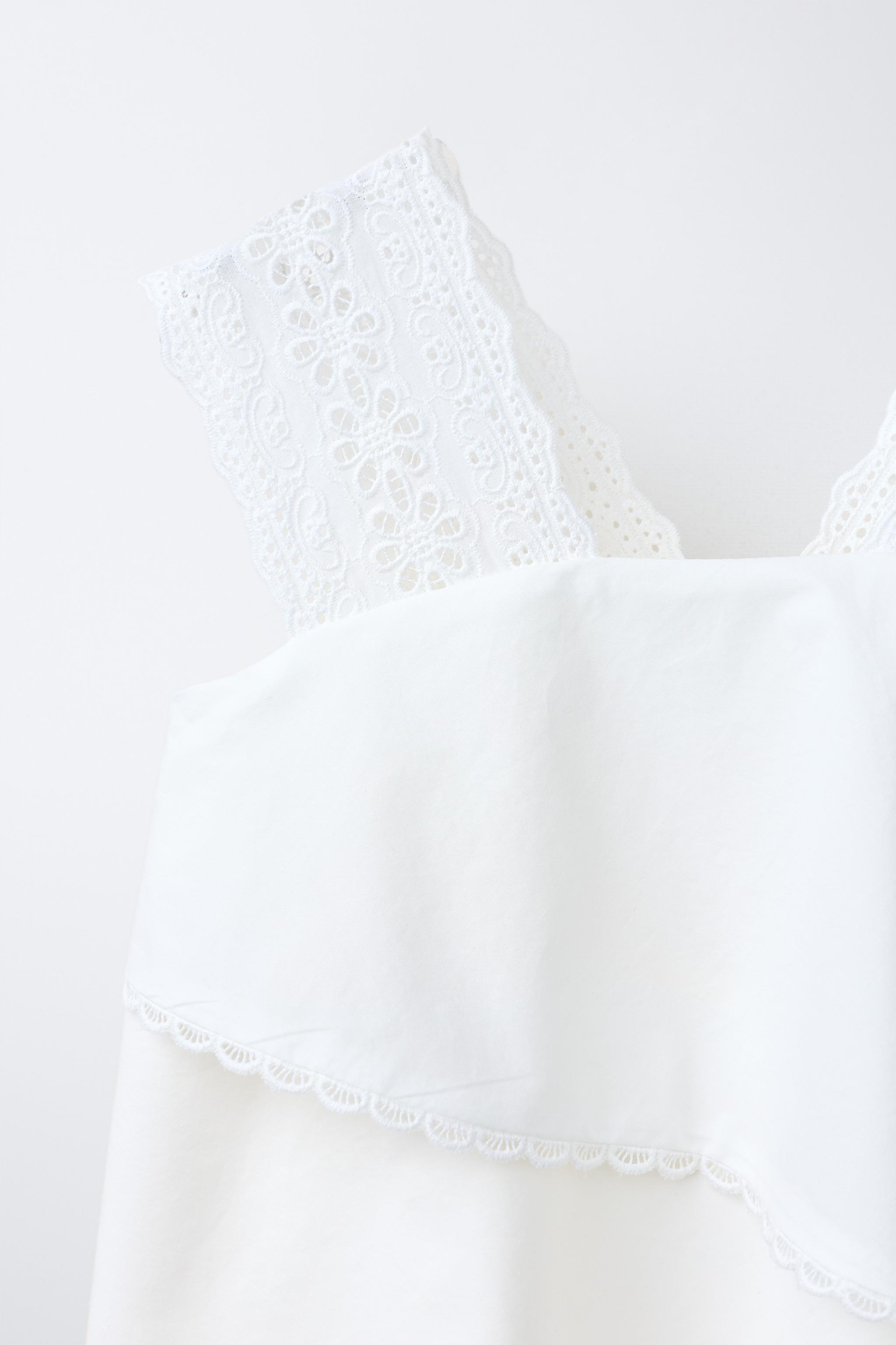 ROBE À CAPES ROMANTIQUE BRODÉE