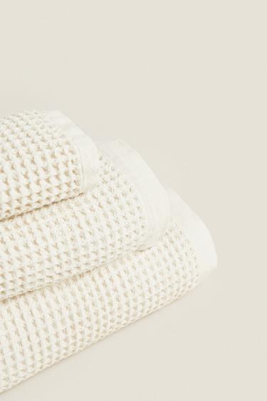 WAFFLE-KNIT COTTON BATH TOWEL - Light beige by Zara - Image 1