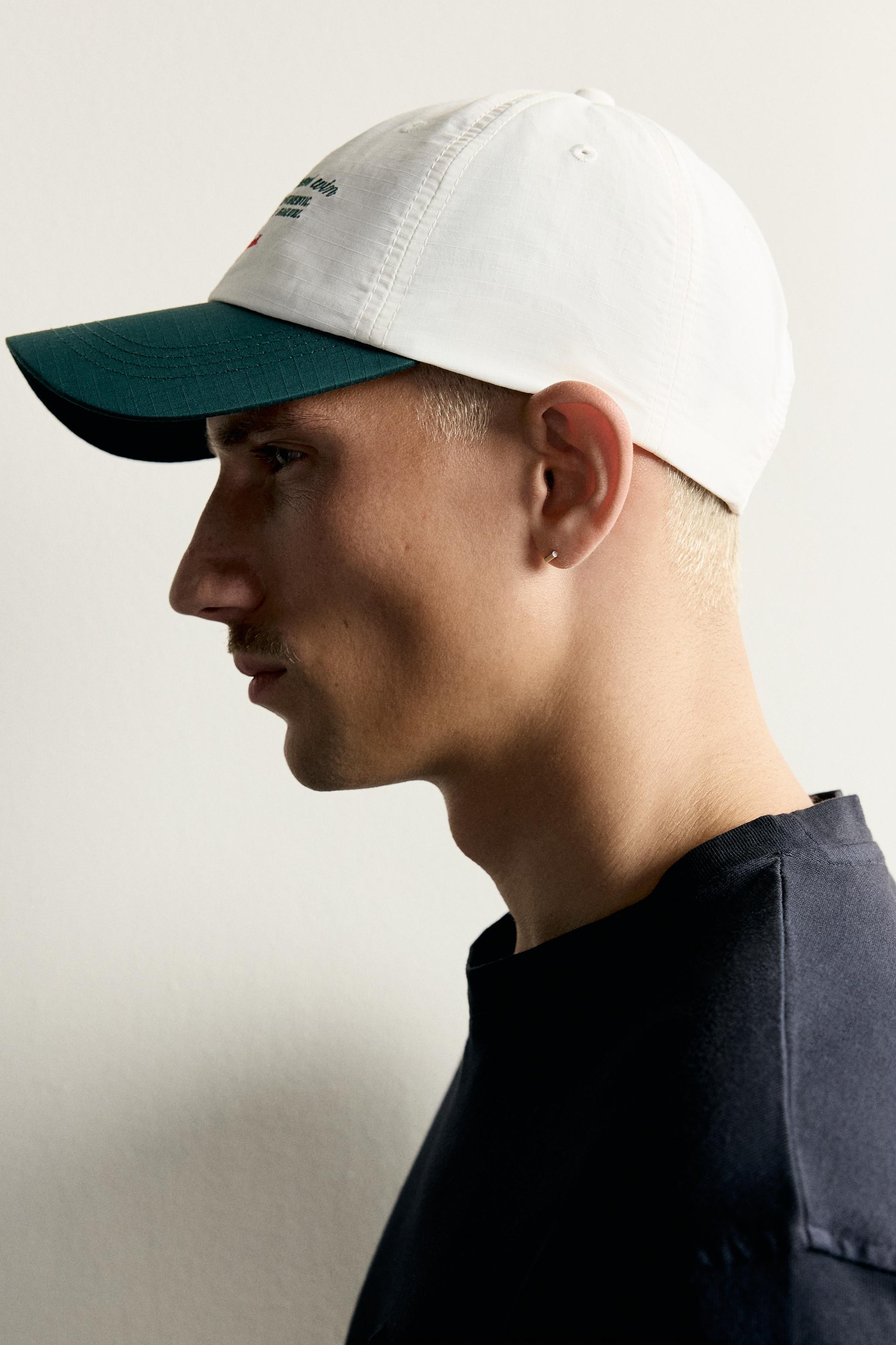 CASQUETTE AVEC INSCRIPTION BRODÉE ET CONTRASTE