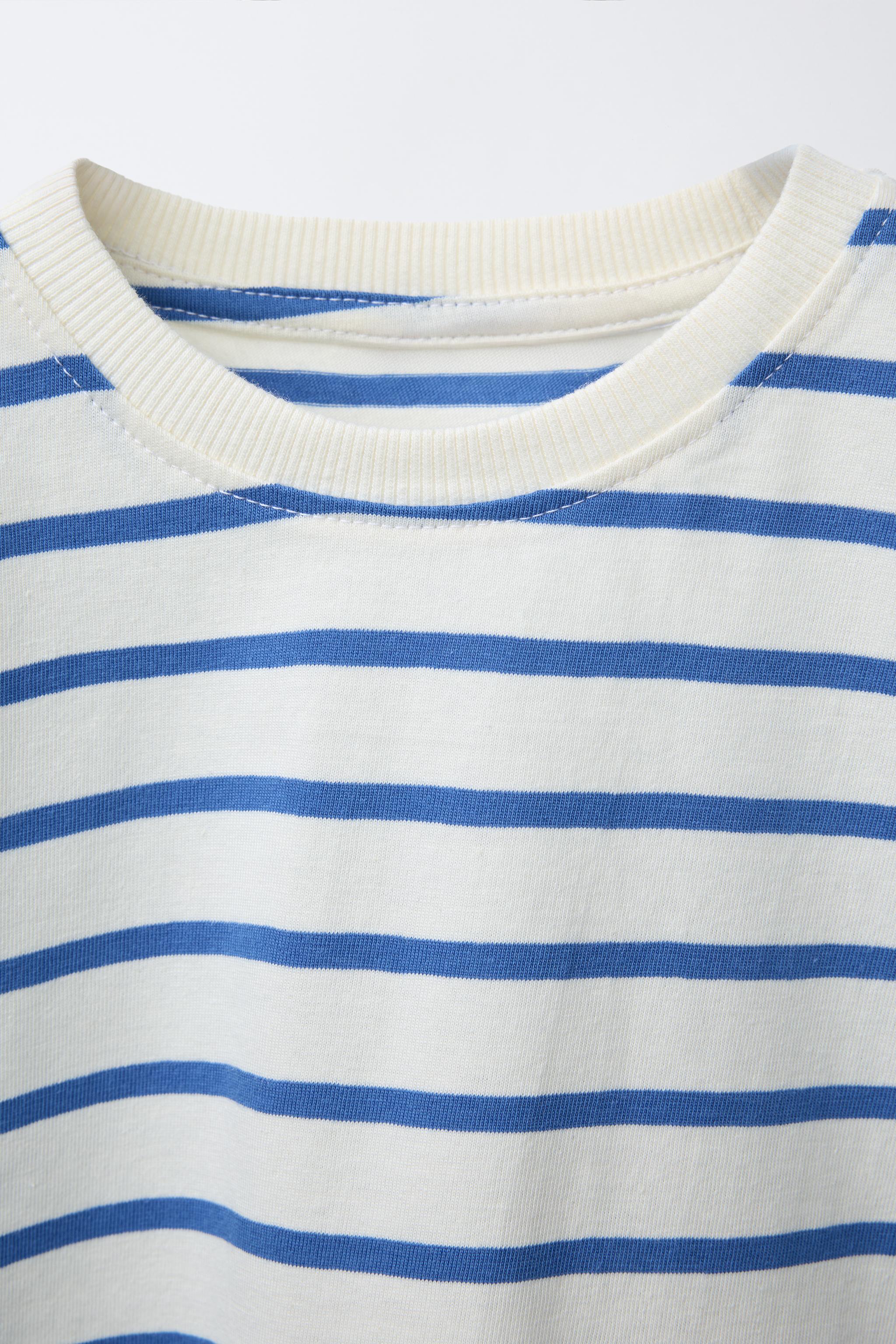 LOT DE DEUX T-SHIRTS À RAYURES ET UNIS