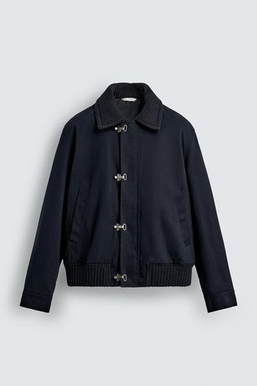 JACKE MIT KNEBELKNÖPFEN UND MATERIALKOMBINATION AM KRAGEN - Marineblau von Zara