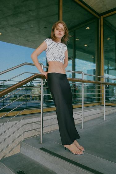 FALDA MIDI SATINADA - Negro de Zara