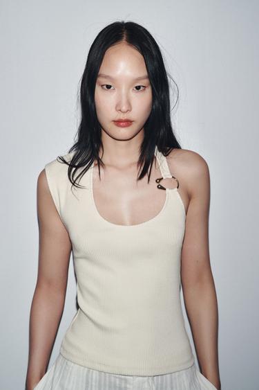 RIBBED TOP WITH METAL DETAIL - Zara 크림