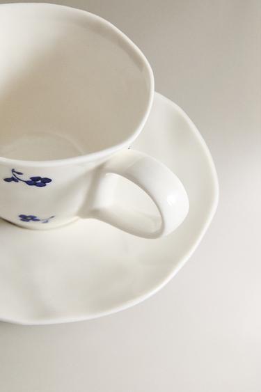 TASSE FLORALE AVEC SOUCOUPE EN PORCELAINE - Blanc / Bleu marine de Zara - Image 2