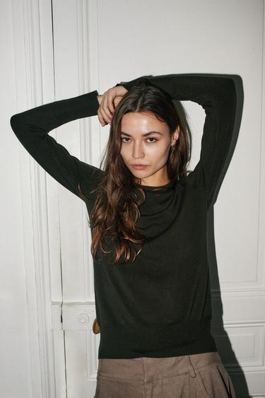PULL EN MAILLE LISSE BASIQUE - Kaki foncé de Zara - Image 2
