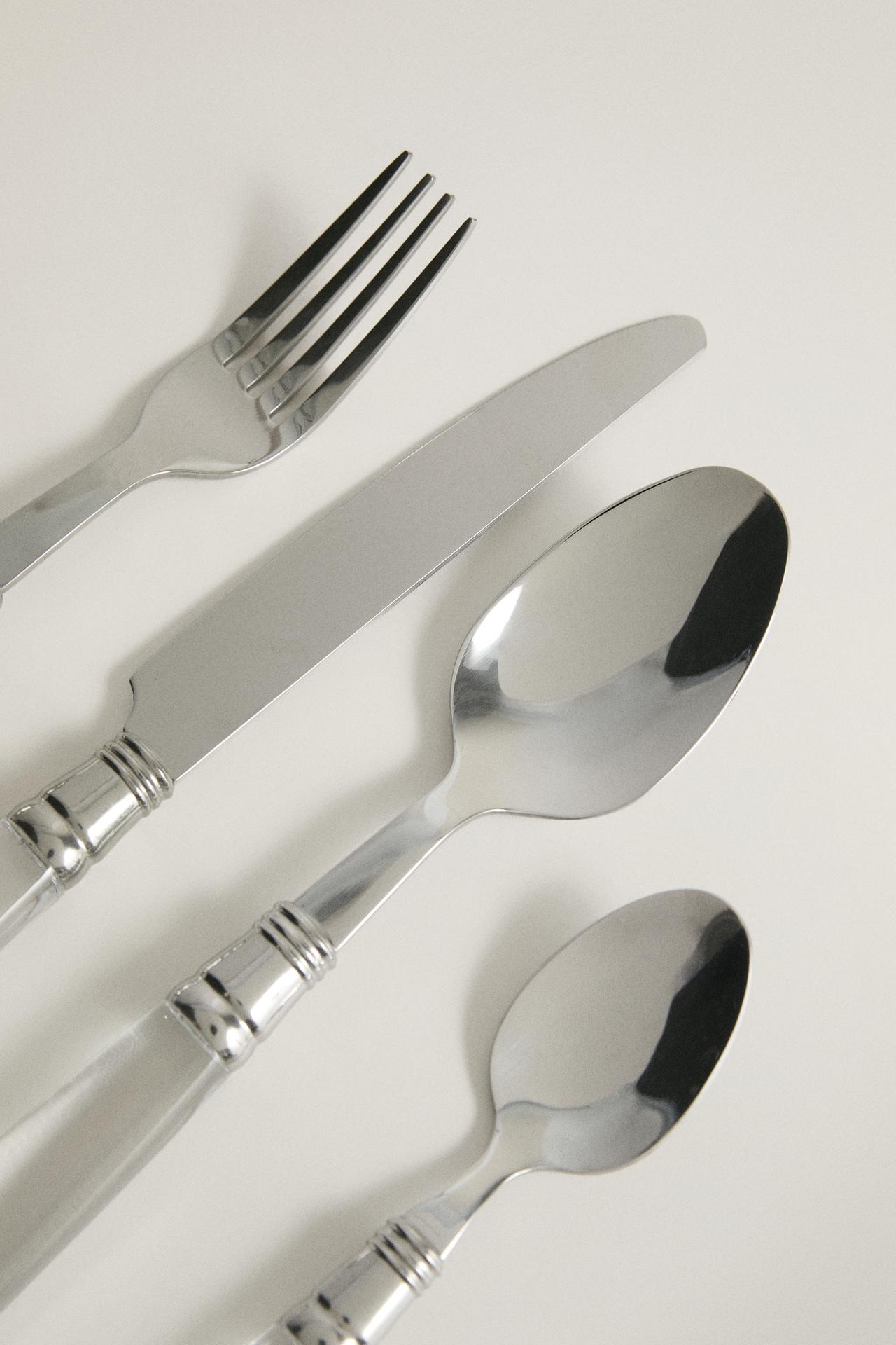 CUTLERY SET WITH TRANSPARENT HANDLE (SET OF 4) — Transparent