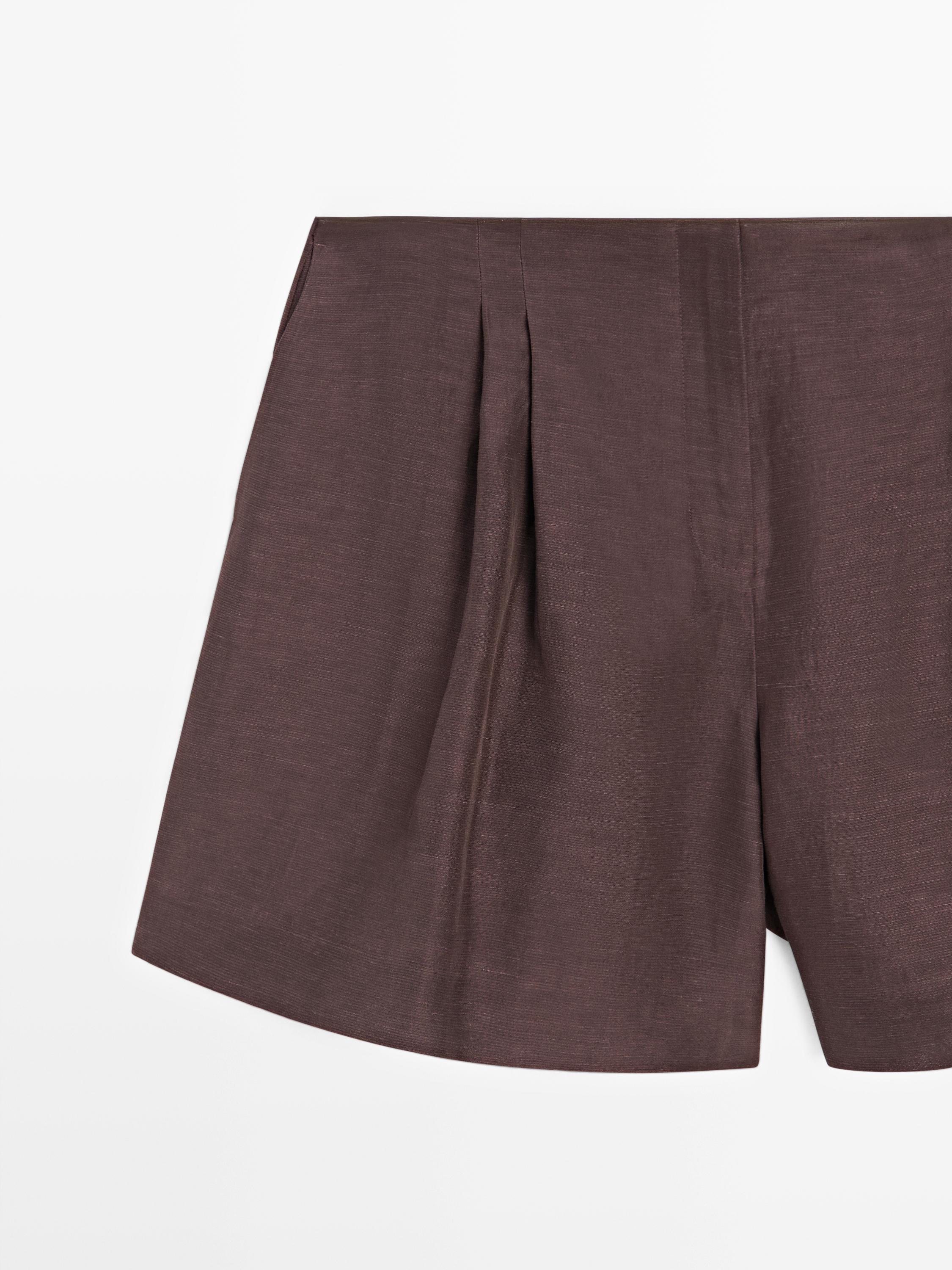 Bermuda court plissé avec du lin