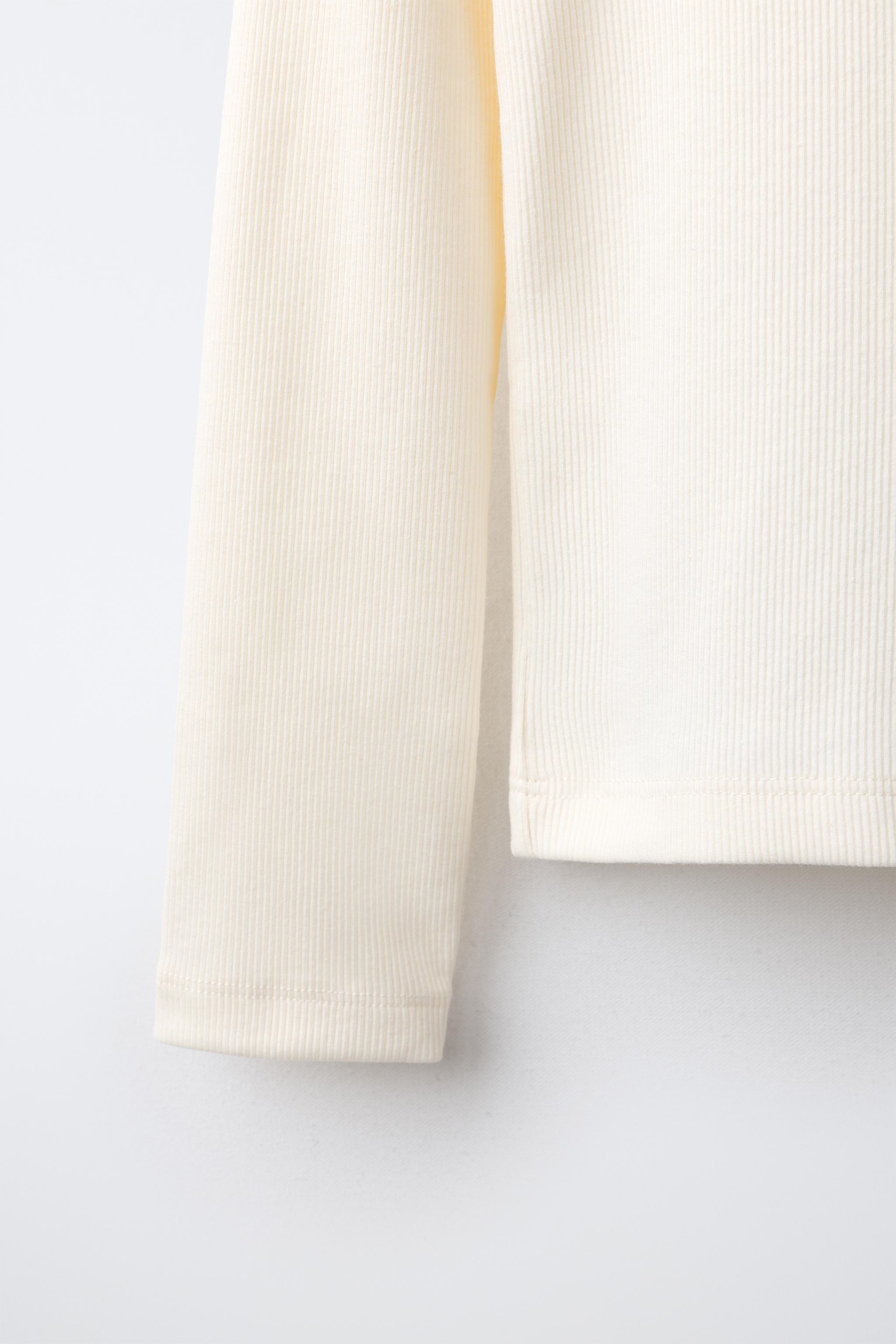 RIBBED V-NECK T-SHIRT