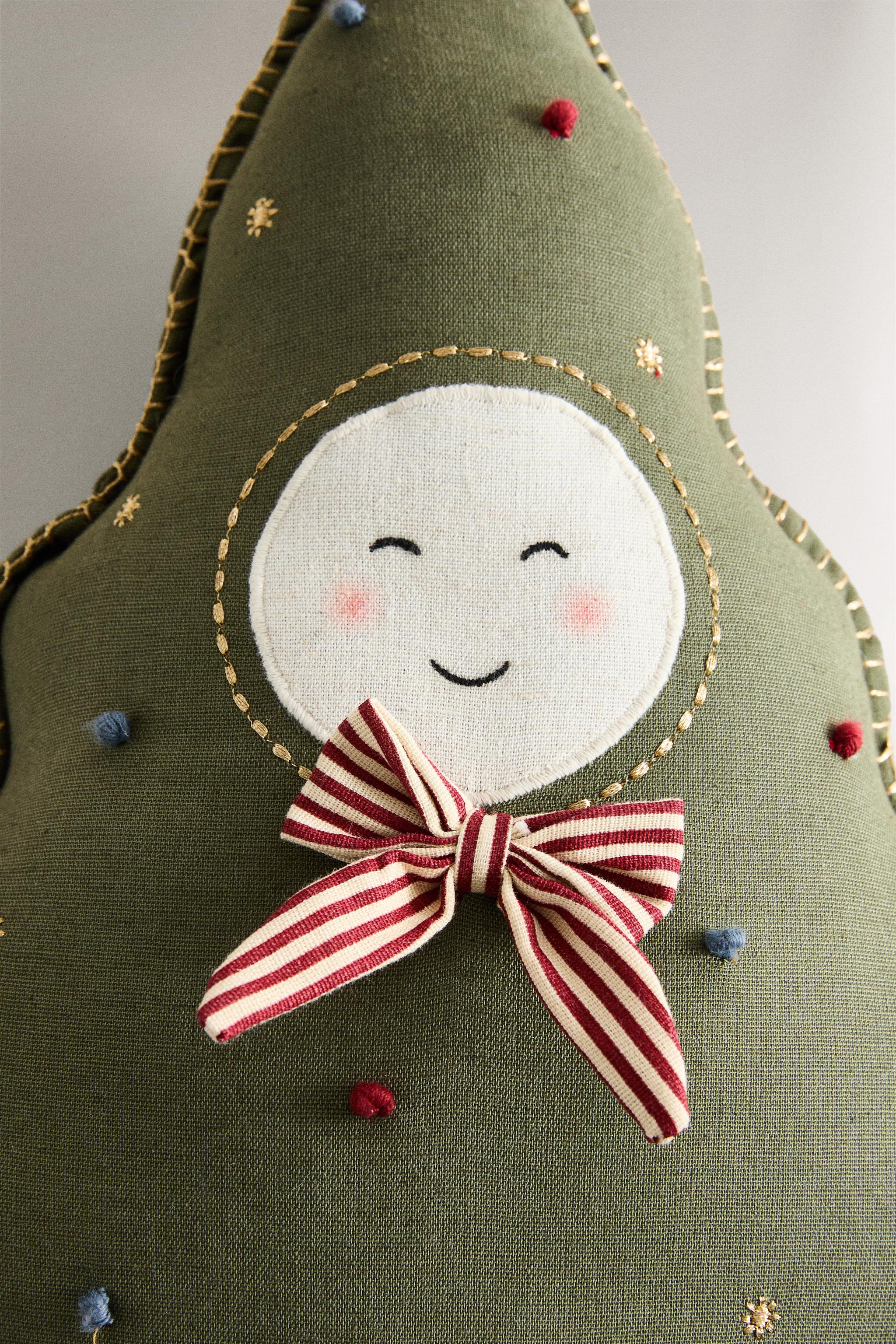 CHILDREN'S THROW PILLOW CHRISTMAS TREE