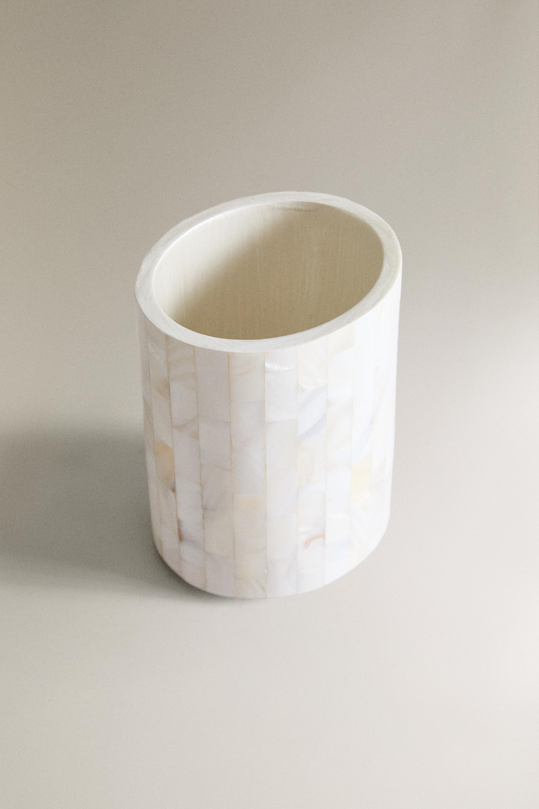 MOTHER-OF-PEARL TOOTHBRUSH HOLDER — Light beige