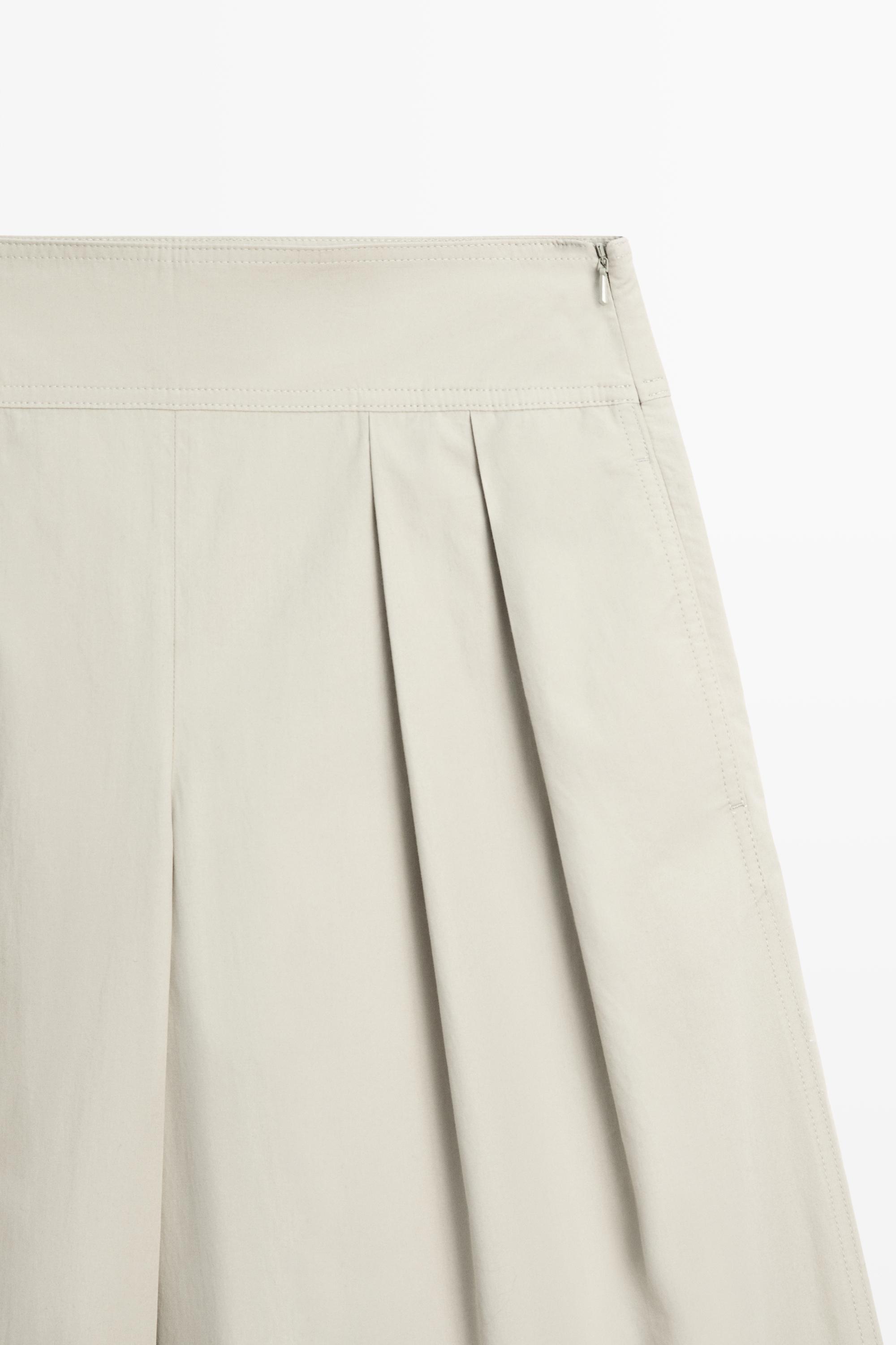 Pantalon large plissé avec ceinture