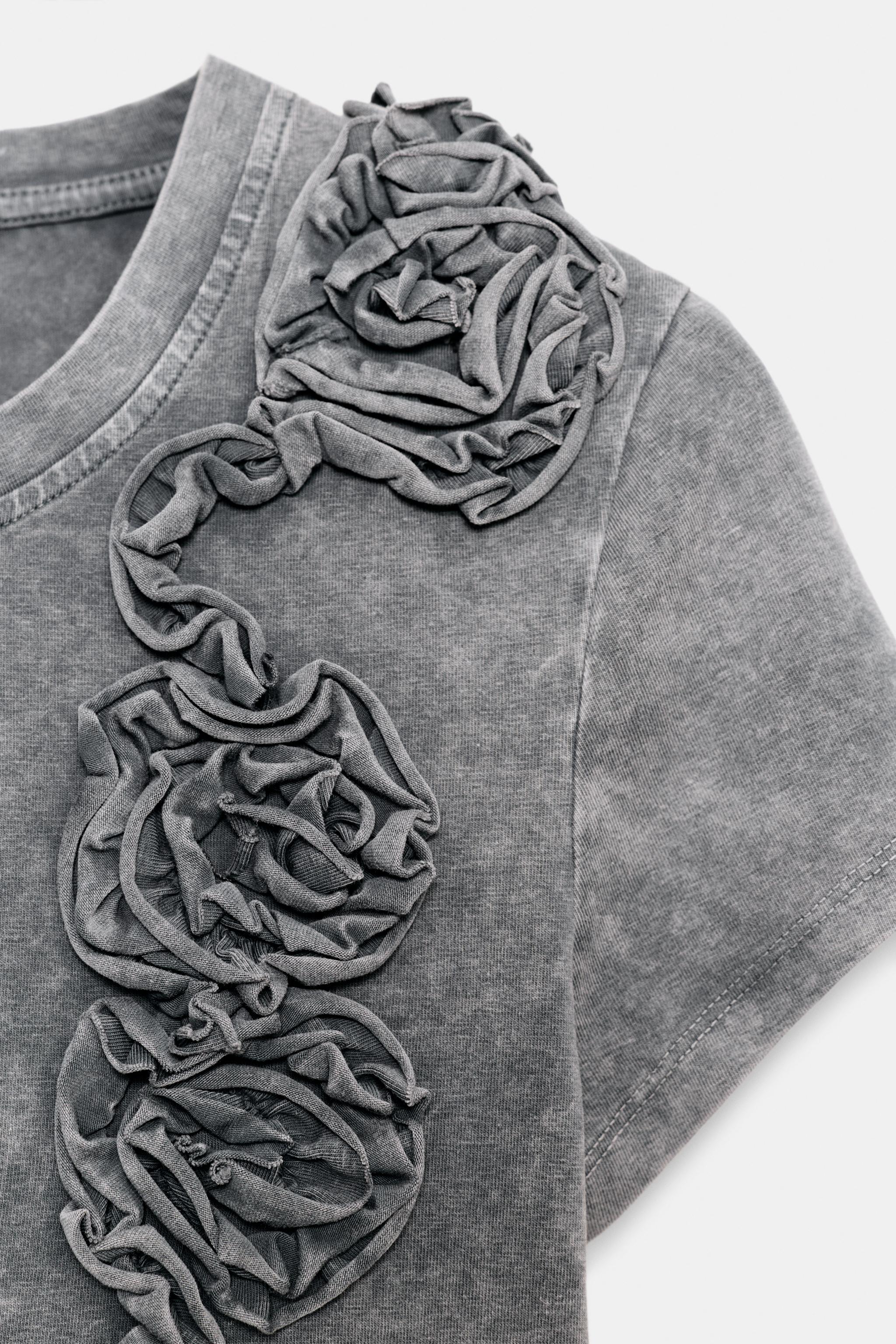 T-SHIRT LAVÉ FLEUR EN RELIEF