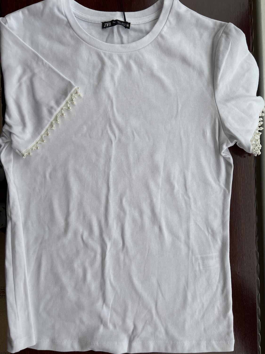 T-SHIRT WITH FAUX PEARLS SLEEVES - Image 3