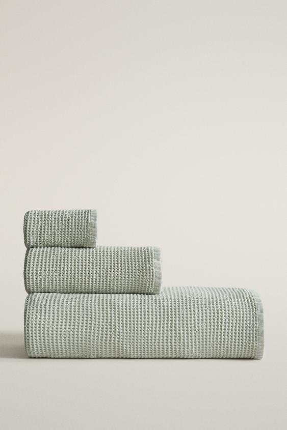 TEXTURED WAFFLE-KNIT BATH TOWEL - Light green by Zara - Image 0