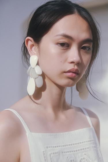RESIN PIECE EARRINGS - Ecru by Zara