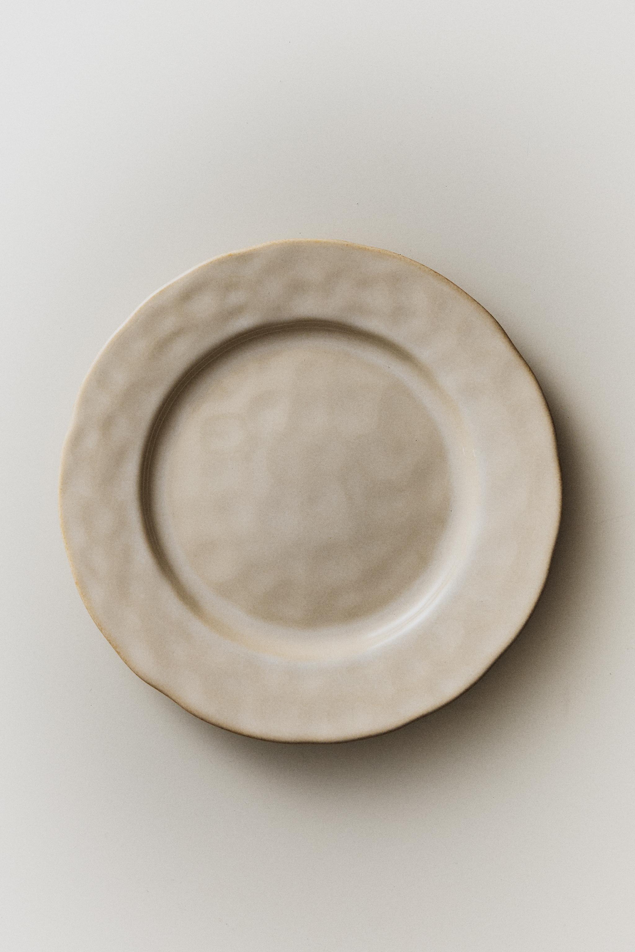 STONEWARE DINNER PLATE WITH IRREGULAR EDGE