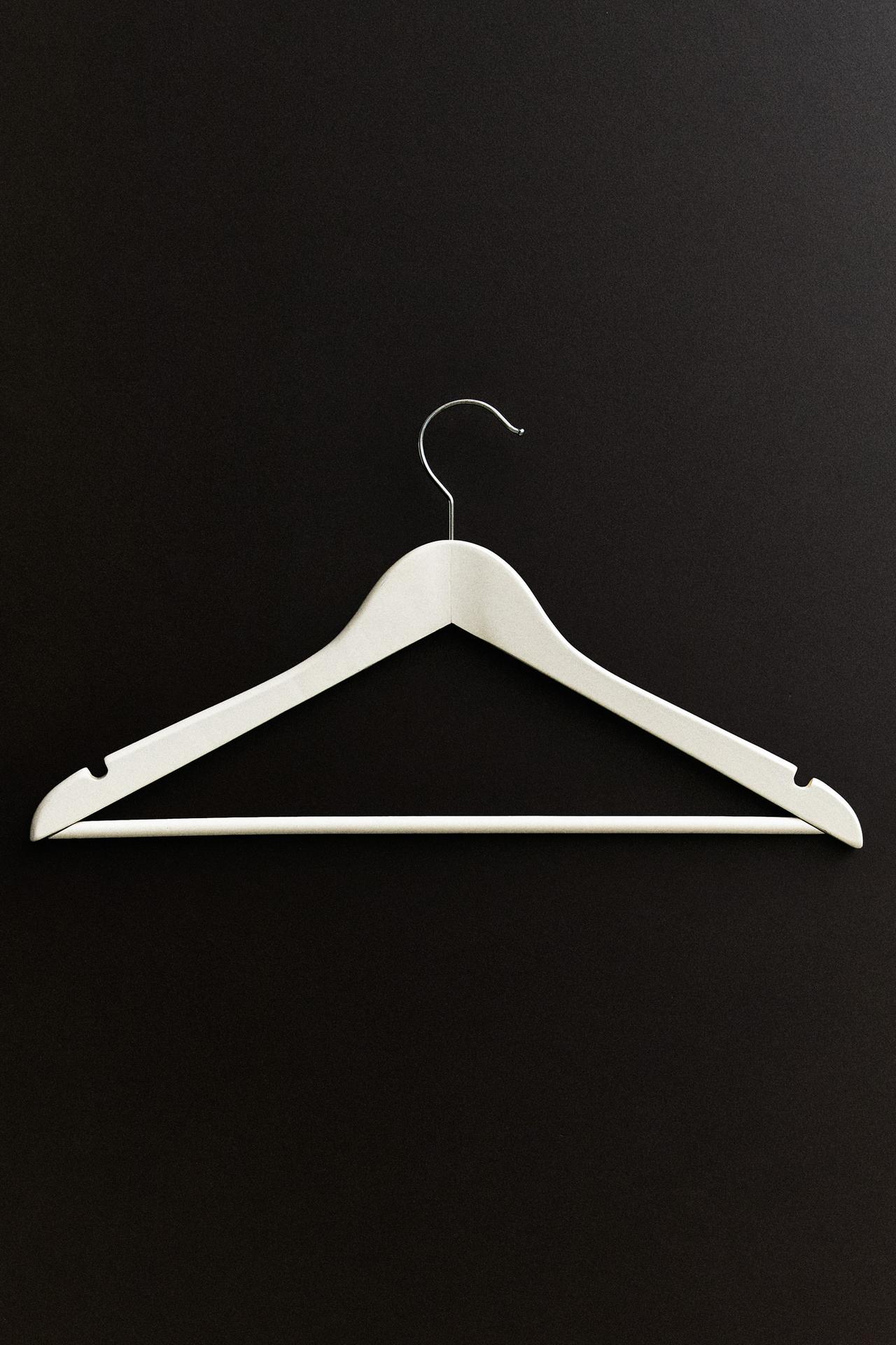 LACQUERED WOODEN HANGER (SET OF 3) — White