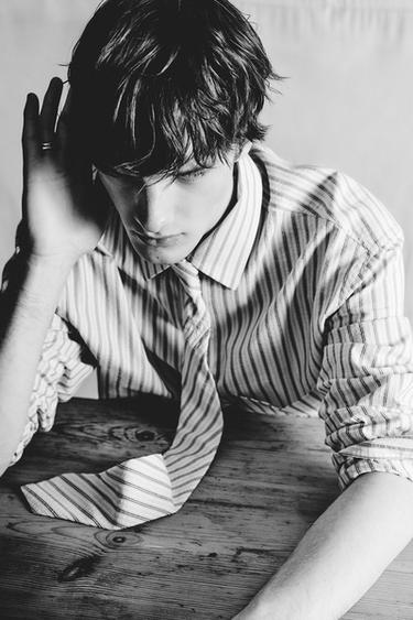 CSÍKOS ING KOMBINÁLT NYAKKENDŐVEL – Homokszínű a ZARA-tól