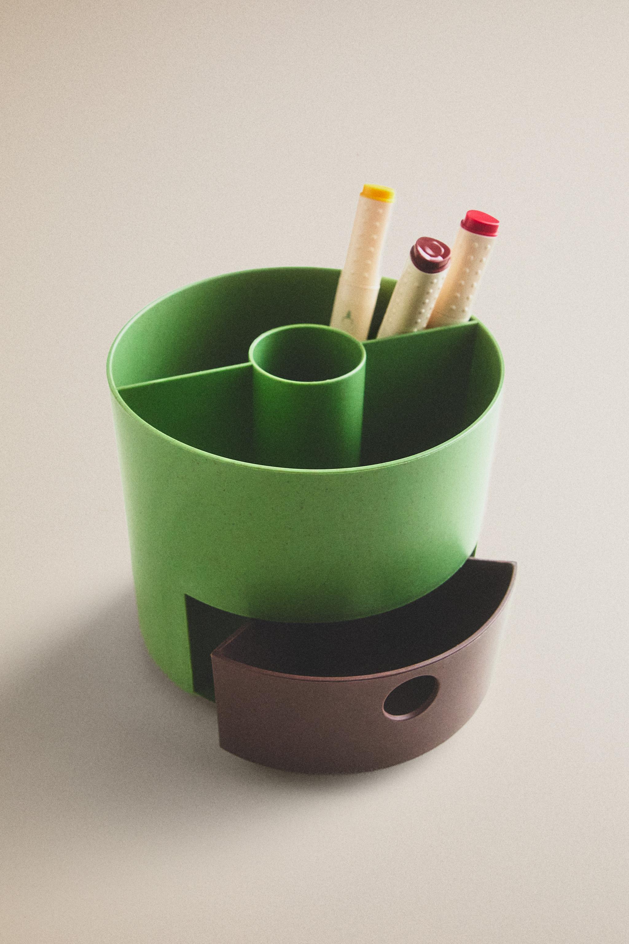 KIDS' ROTATING PENCIL HOLDER