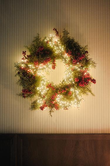 LIGHT-UP CHRISTMAS GARLAND WITH REMOTE CONTROL - أخضر الخاص بـ Zara