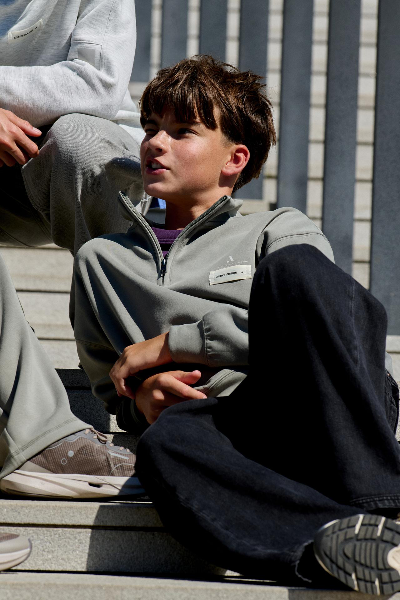 SPORTY KANGAROO POCKET SWEATSHIRT — Khaki