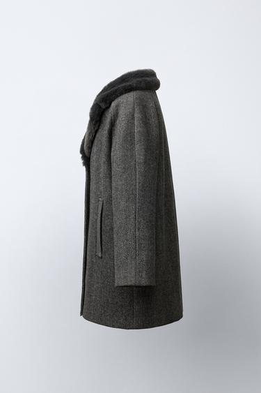 MANTEAU À CHEVRONS AVEC COL EFFET FOURRURE - Noir / Écru de Zara - Image 2